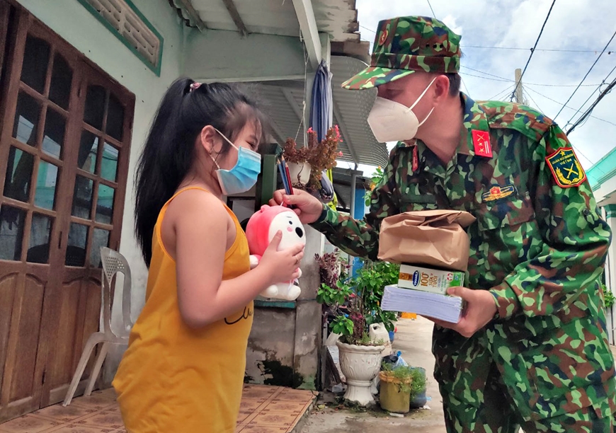 Trẻ em xã đảo Thạnh An nhận quà trung thu.